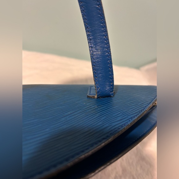 LOUIS VUITTON St. Jacque in Epi Blue Leather. Authentic & Pre-owned. - Picture 5 of 11